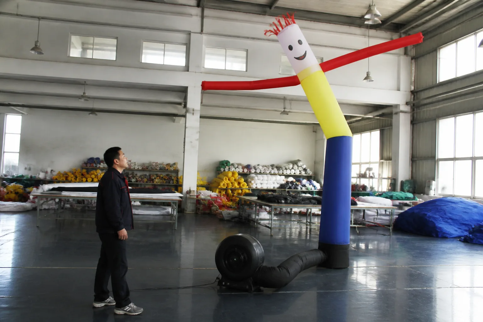 Illustrative production test of an Air Dancer with a blower connection in a Chinese workshop.